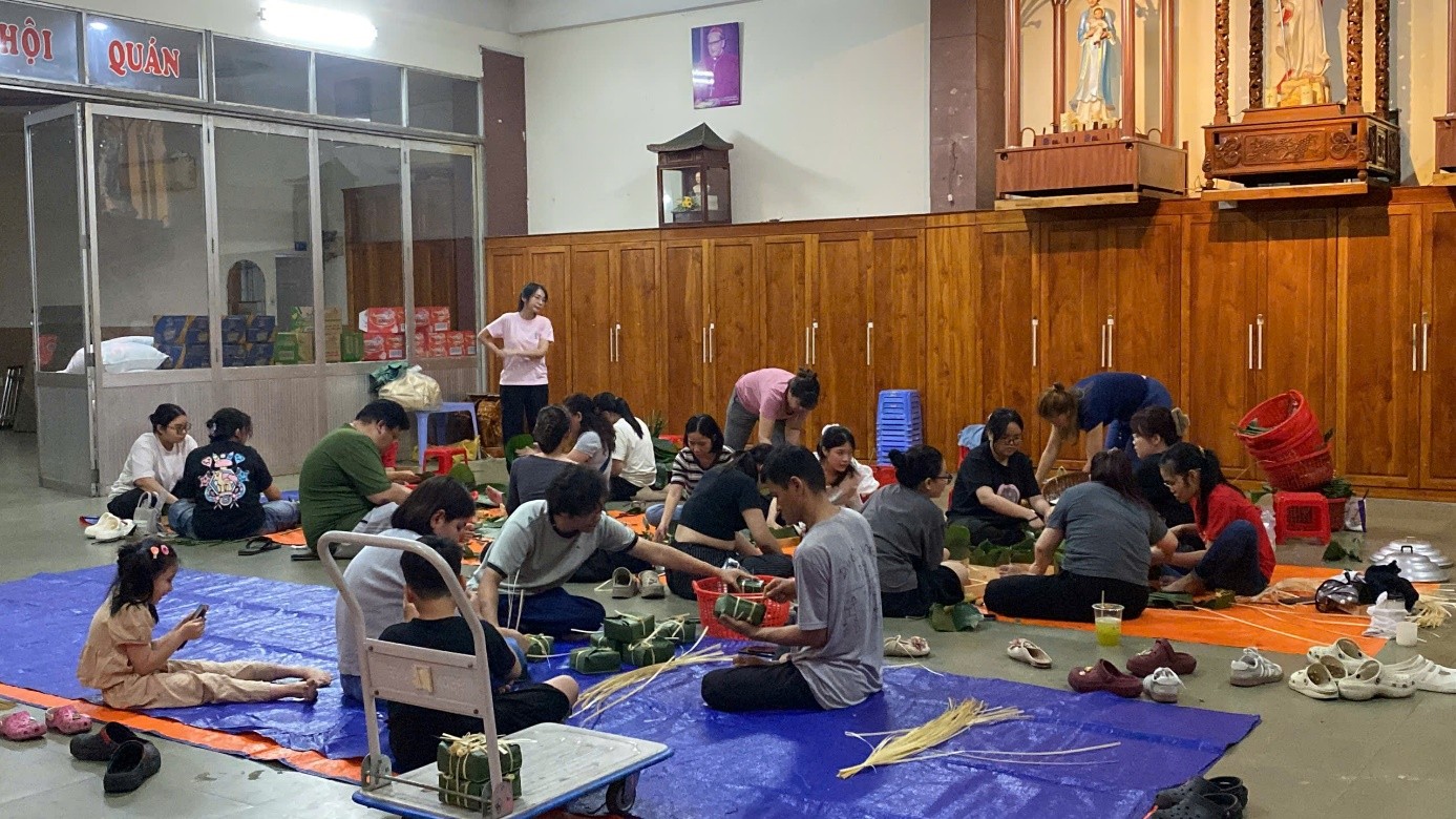 Thiếu nhi Thánh Thể Giáo xứ Hòa Hưng: Nồi bánh chưng gắn kết yêu thương