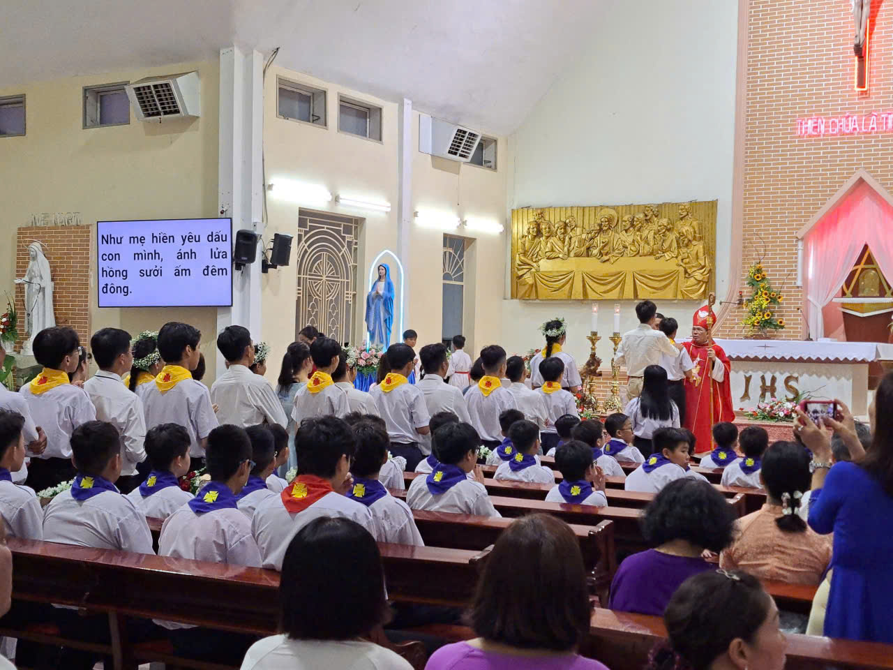 Thánh lễ Rước Lễ Lần Đầu và ban Bí tích Thêm Sức tại giáo xứ Thủ Thiêm