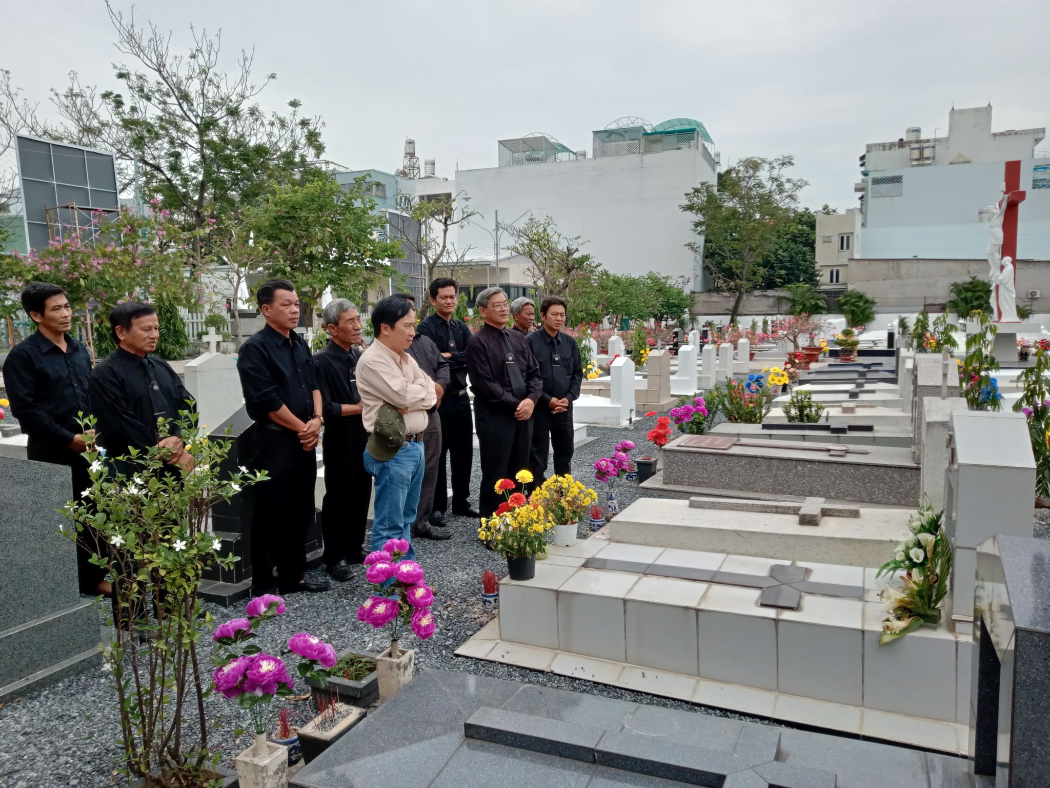 Giáo xứ Nữ Vương Hòa Bình: Linh mục chánh xứ và HĐMVGX đi thăm các vị mục tử quá cố