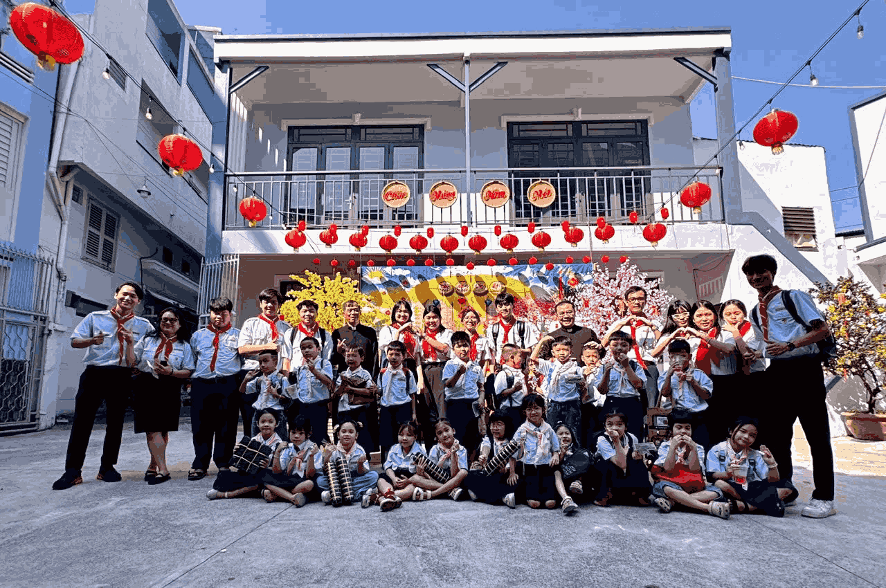 Giáo xứ Phát Diệm: Thiếu nhi Xứ đoàn Kitô Vua chúc Tết các linh mục và các thầy