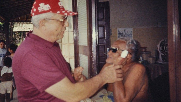 Cha Giovanni Mometti, người có vẻ “điên” vì tình yêu dành cho người phong cùi