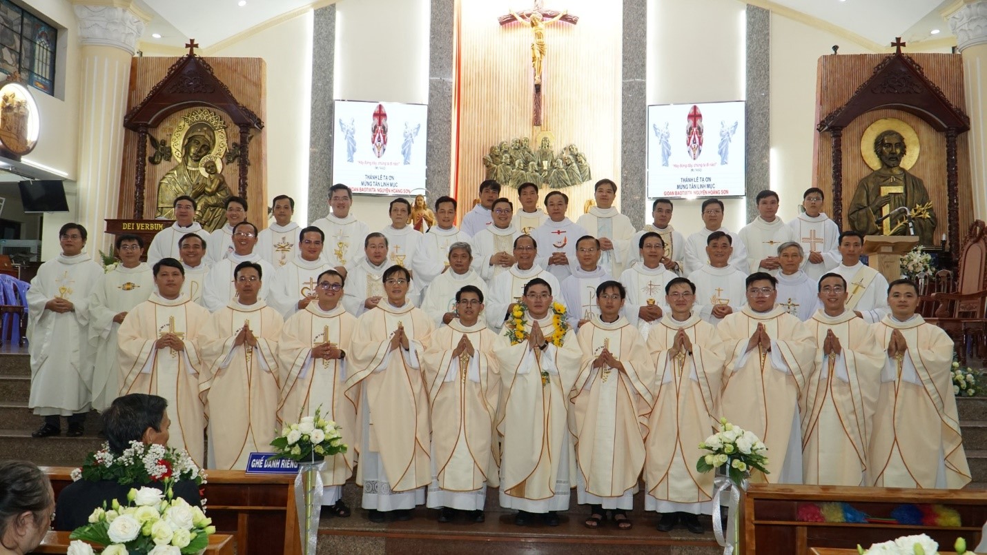 Giáo xứ Thạch Đà: Tân linh mục Gioan Baotixita Nguyễn Hoàng Sơn dâng lễ Tạ ơn