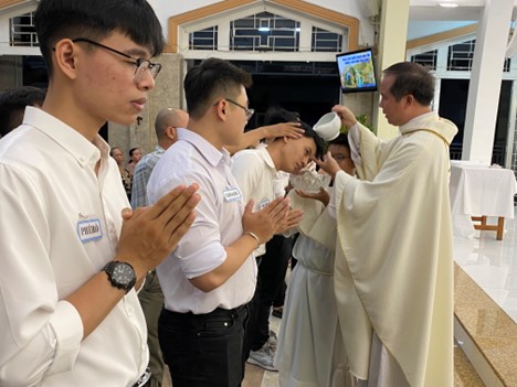 GX An Nhơn:  9 dự tòng đón nhận các Bí tích Khai tâm 10-01-2024