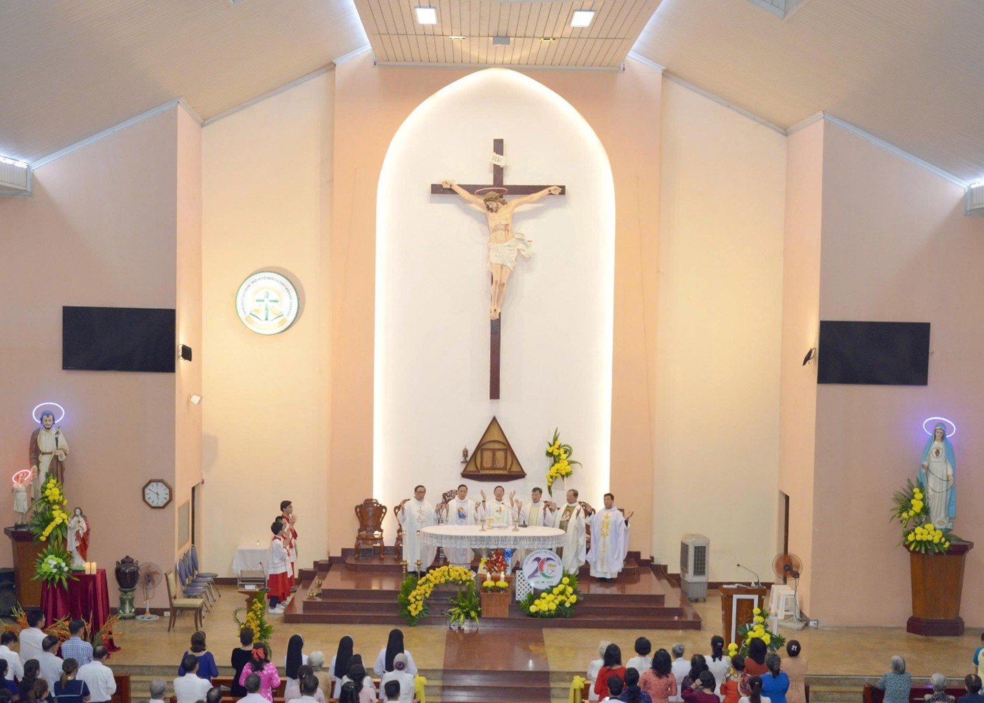 Giáo xứ Hà Đông: Ca đoàn Gia Đình Phạt Tạ Thánh Tâm mừng 20 năm thành lập