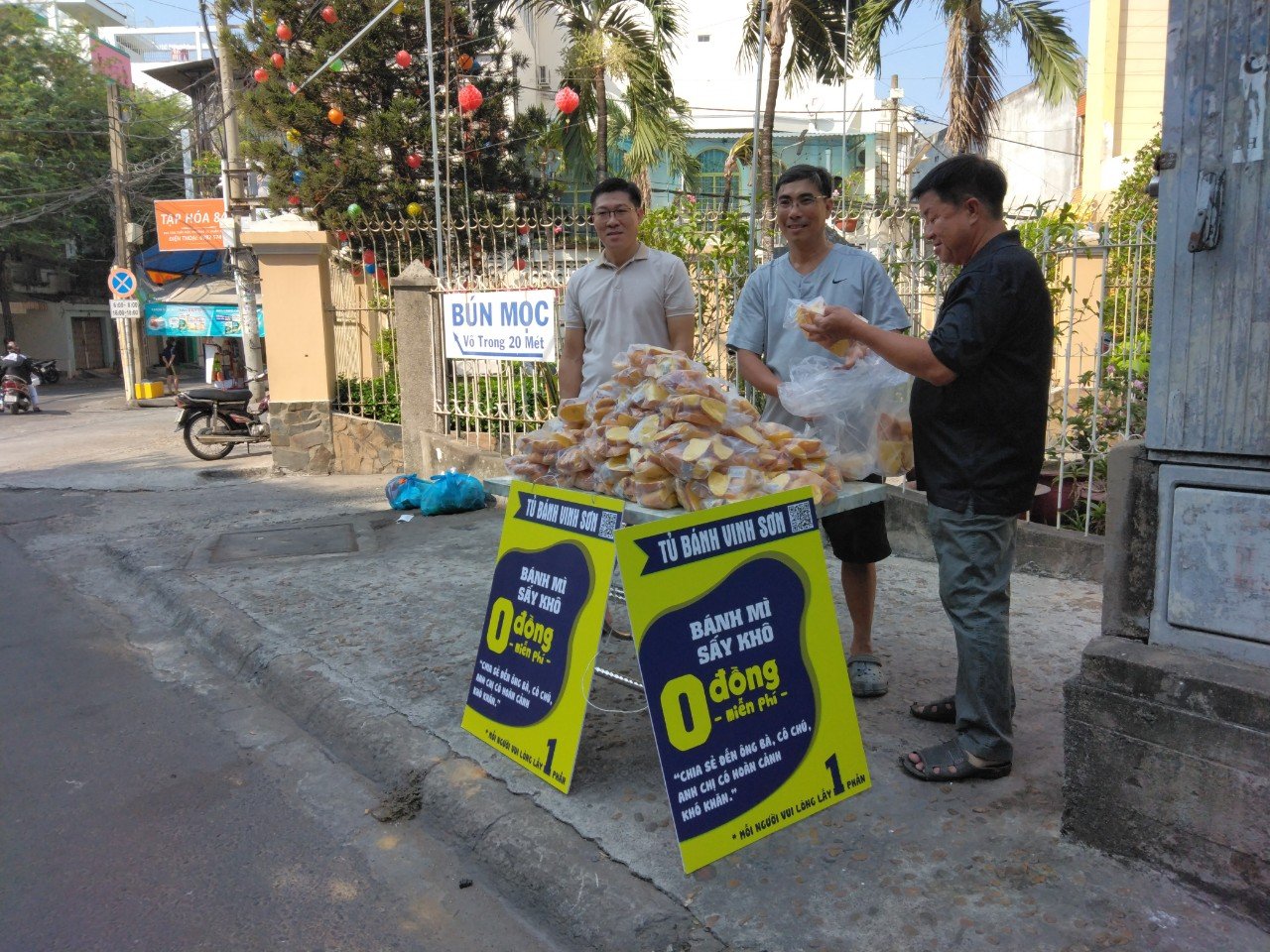 Giáo xứ Thăng Long: “Tủ Bánh Vinh Sơn” chia sẻ cho người khó khăn