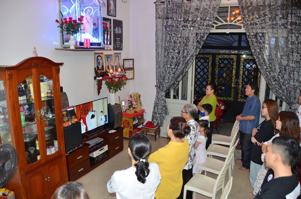 Gia đình tham dự thánh lễ trực tuyến