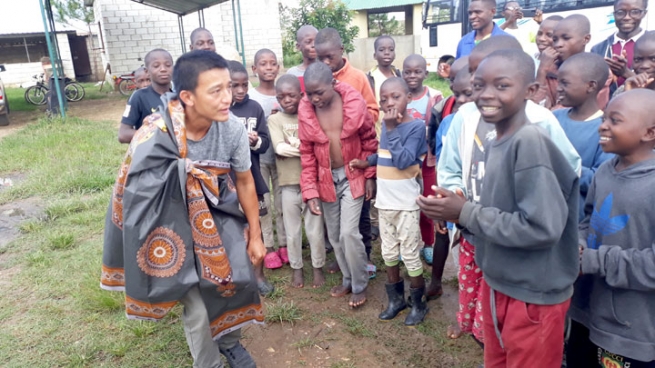 Zambia - Một nhà truyền giáo Việt Nam giữa vòng tay trẻ em đường phố Châu Phi