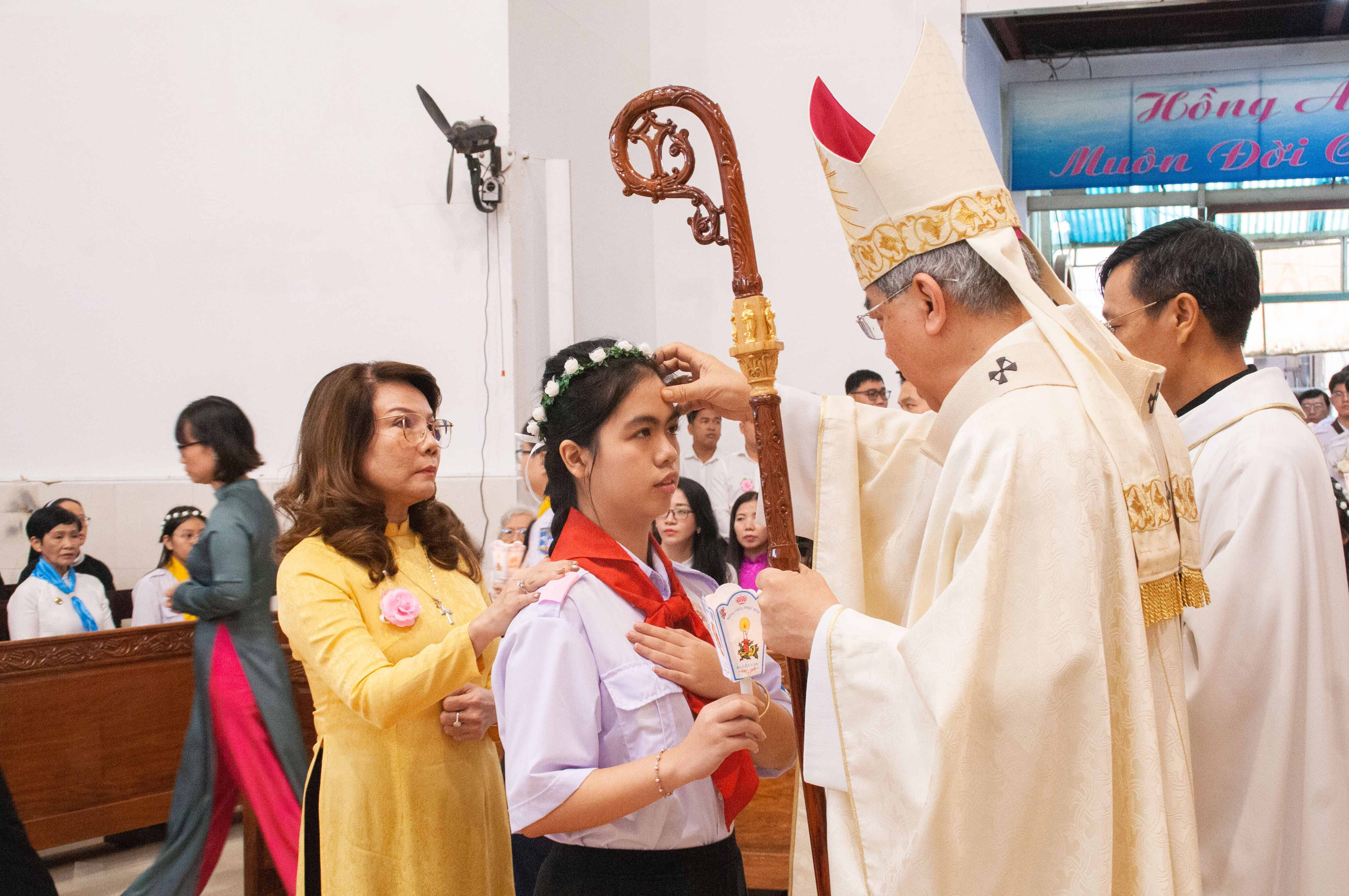 Giáo xứ Công Lý: Thánh lễ ban bí tích Thêm Sức cho 30 em thiếu nhi