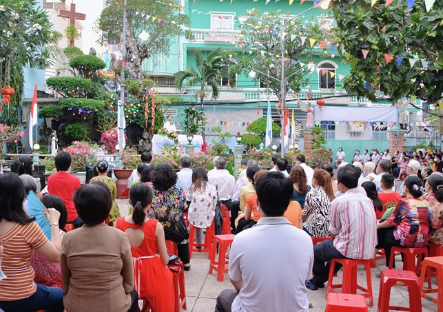 Giáo xứ Hoàng Mai: Thánh lễ mừng bổn mạng giáo khu Đức Mẹ Lộ Đức 2022