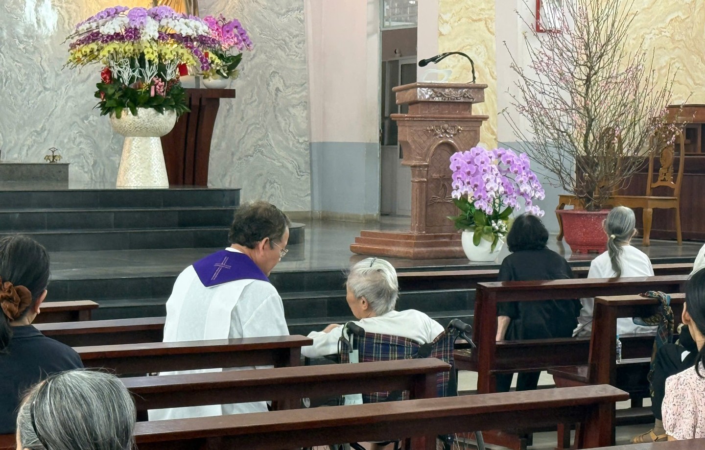 Ánh sáng từ những bước chân dìu dắt