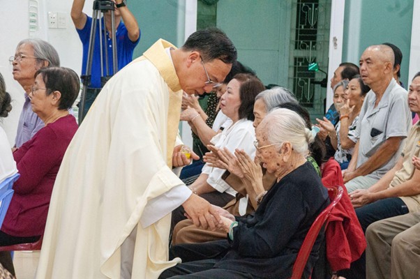 Thánh lễ Đức Mẹ Lộ Đức và cử hành Bí tích Xức Dầu Bệnh Nhân tại giáo xứ Thăng Long