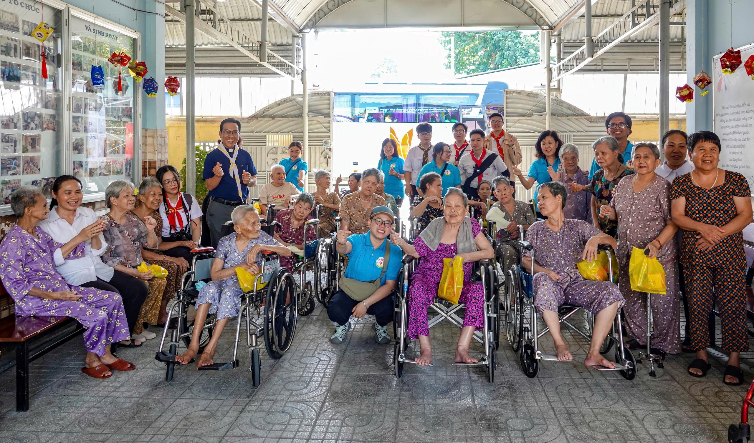 Đoàn Thiếu Nhi Thánh Thể giáo xứ Gia Định vui Xuân và bác ái