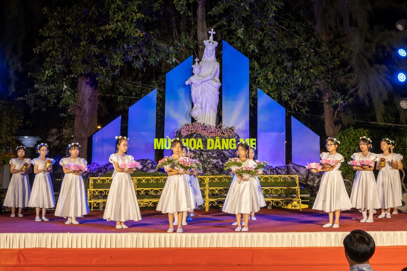 Giáo hạt Phú Thọ: Thiếu nhi dâng hoa tôn vinh Mẹ Maria