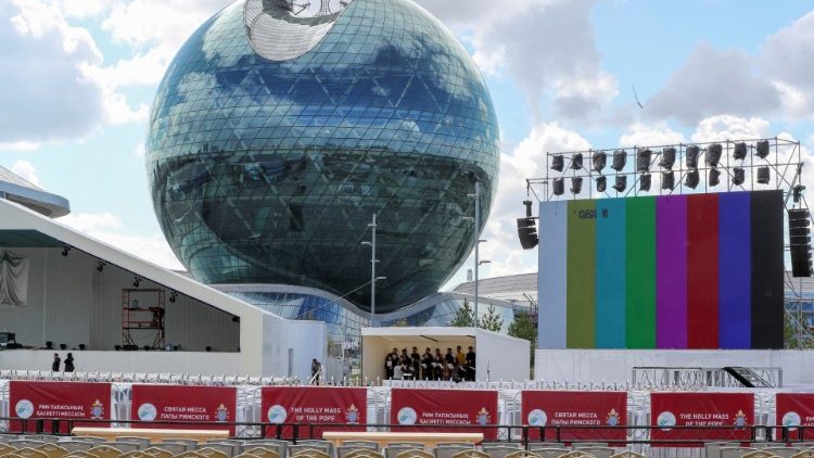 Người dân Kazakhstan đã chuẩn bị và chào đón Đức Thánh Cha