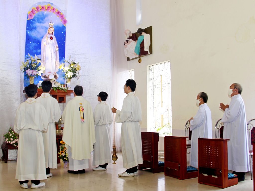 Giáo xứ Bùi Phát: thánh lễ kính Đức Mẹ Fatima sau thời gian ngưng Phụng vụ cộng đồng
