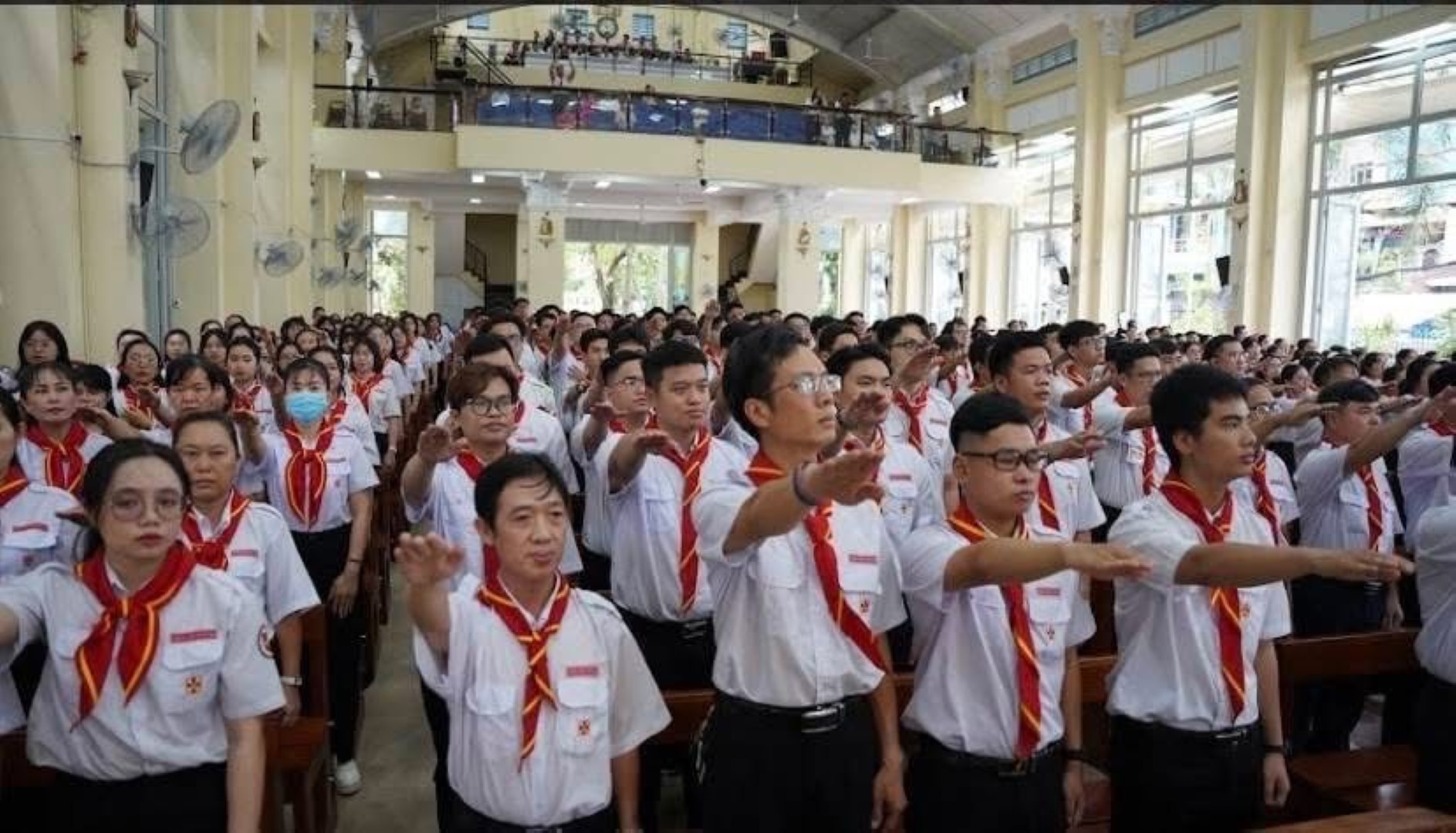 Huynh trưởng Liên đoàn Anrê Phú Yên tuyên hứa tại Giáo xứ Hạnh Thông Tây