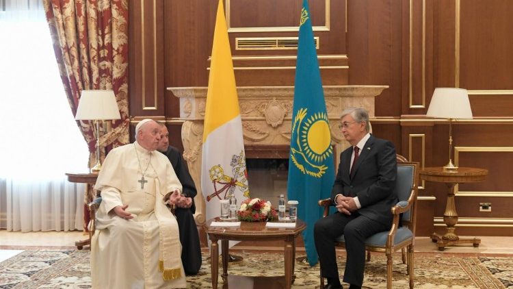 ĐTC đến sân bay Nur-Sultan và được Tổng thống Kazakhstan chào đón