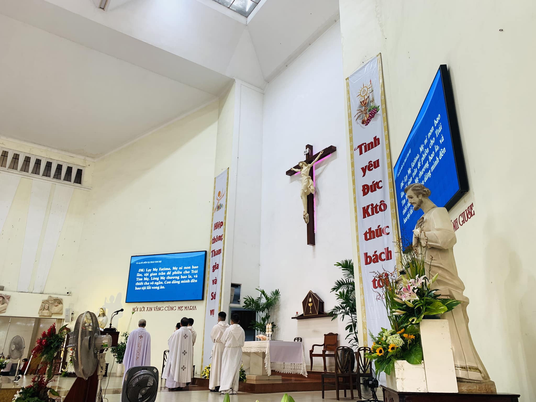 Giáo xứ Hòa Hưng: Kỷ niệm 105 năm Đức Mẹ hiện ra tại Fatima (1917-2022)