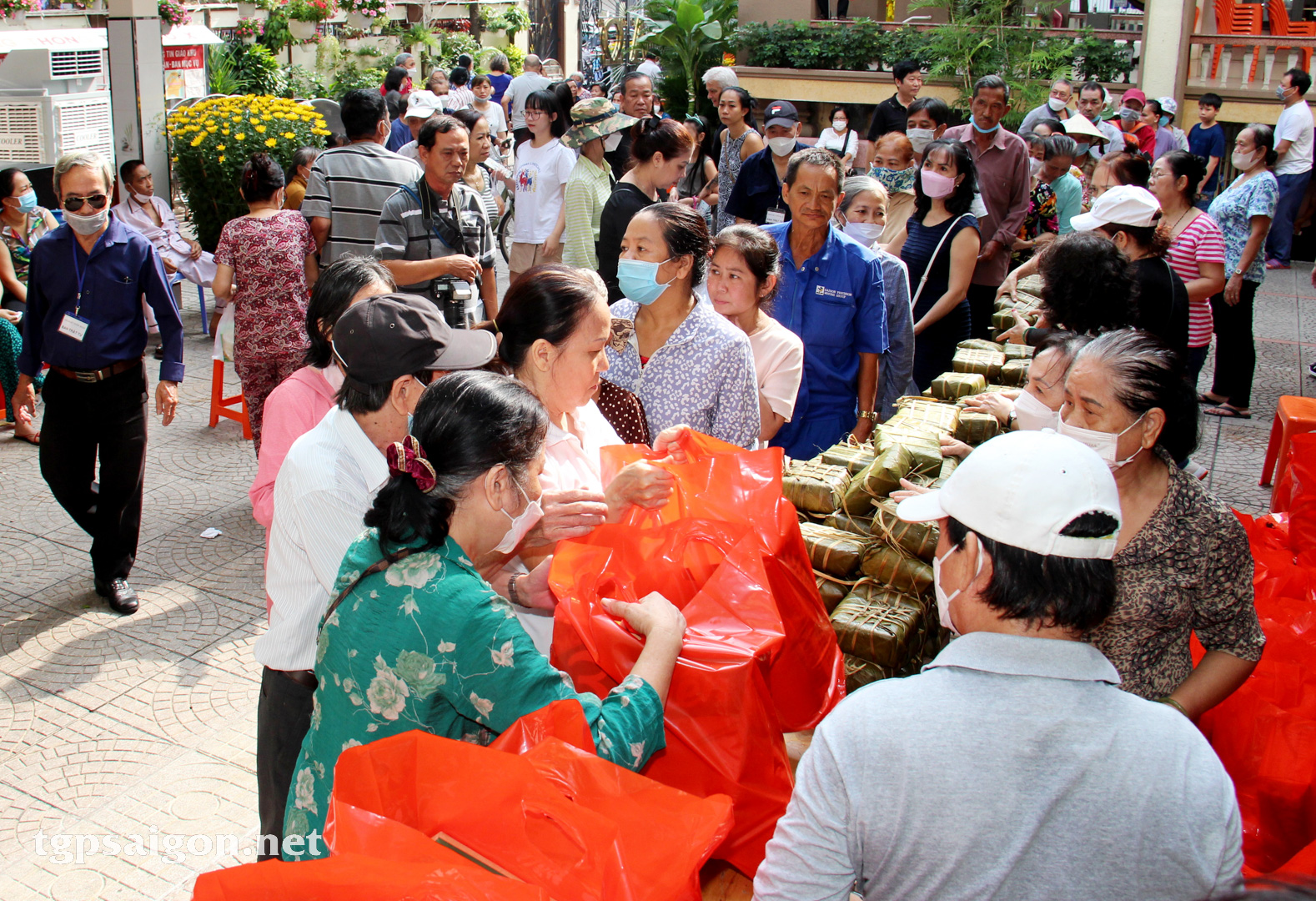 Giáo xứ Vườn Xoài: Bữa ăn huynh đệ và phát quà tết cho người nghèo 2023