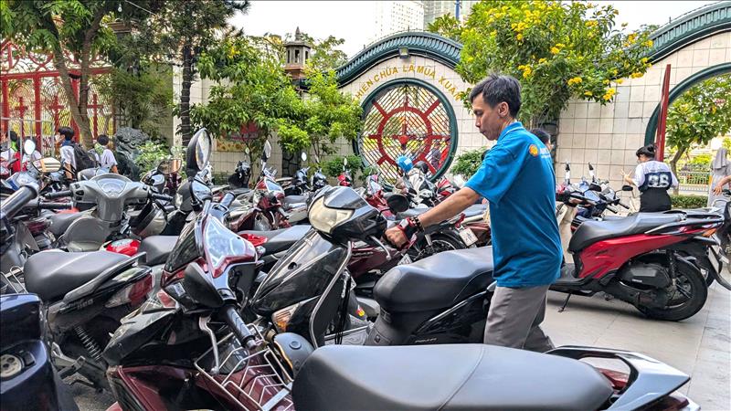 Những người giữ bình an nơi cổng nhà thờ