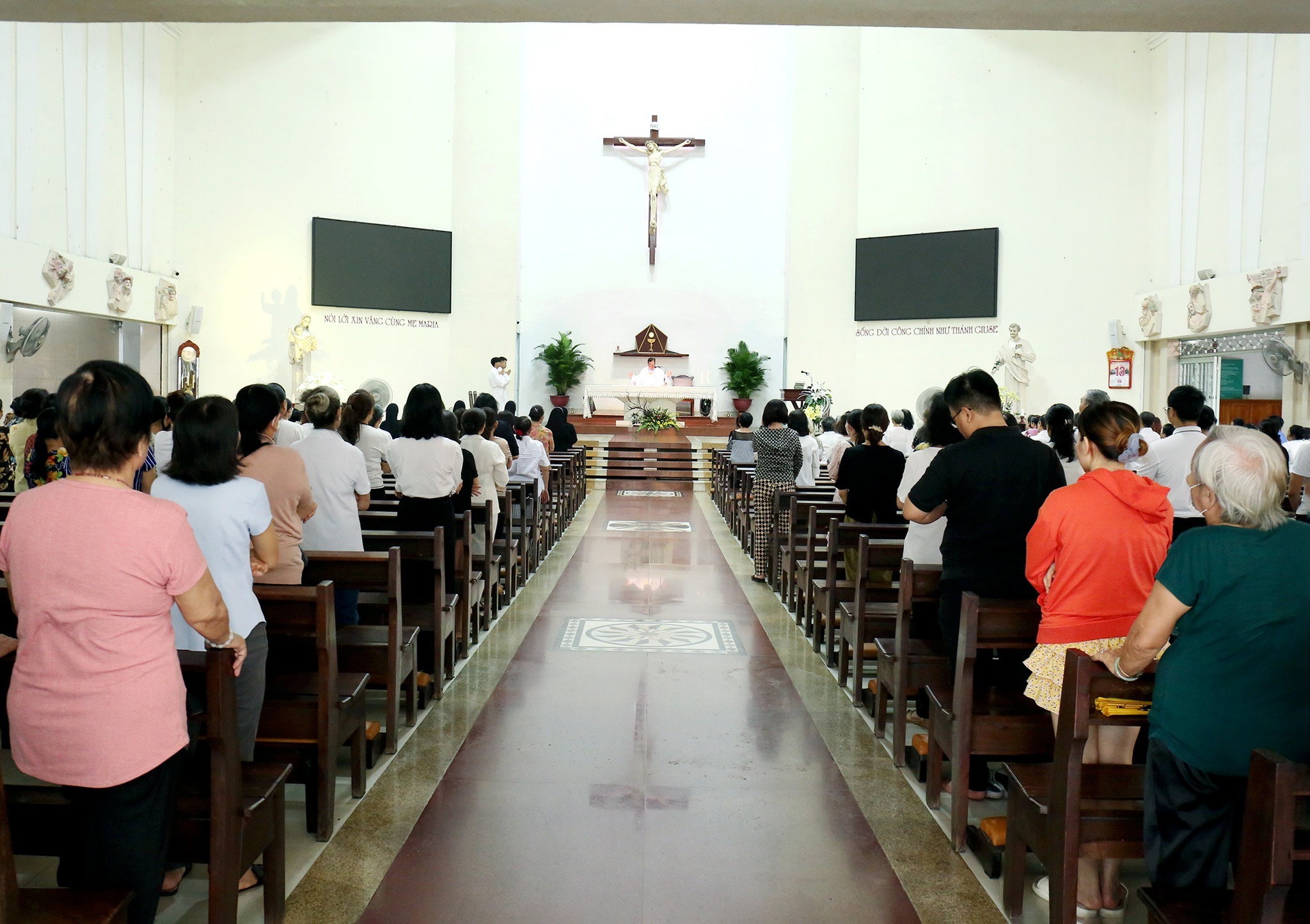 Giáo xứ Hòa Hưng: Thánh lễ kỷ niệm 106 năm Đức Mẹ hiện ra tại Fatima