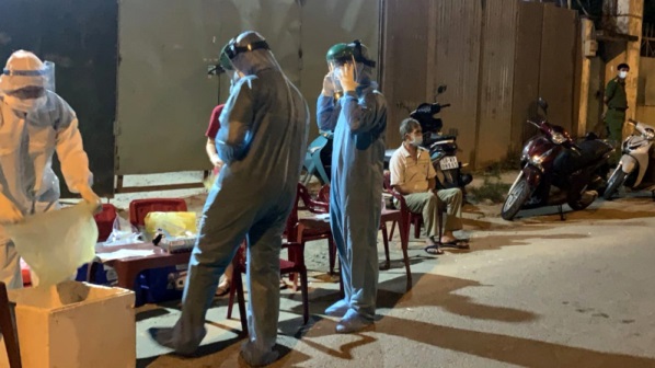 ‘Ngụp lặn’ trong dịch bệnh và ánh sáng…