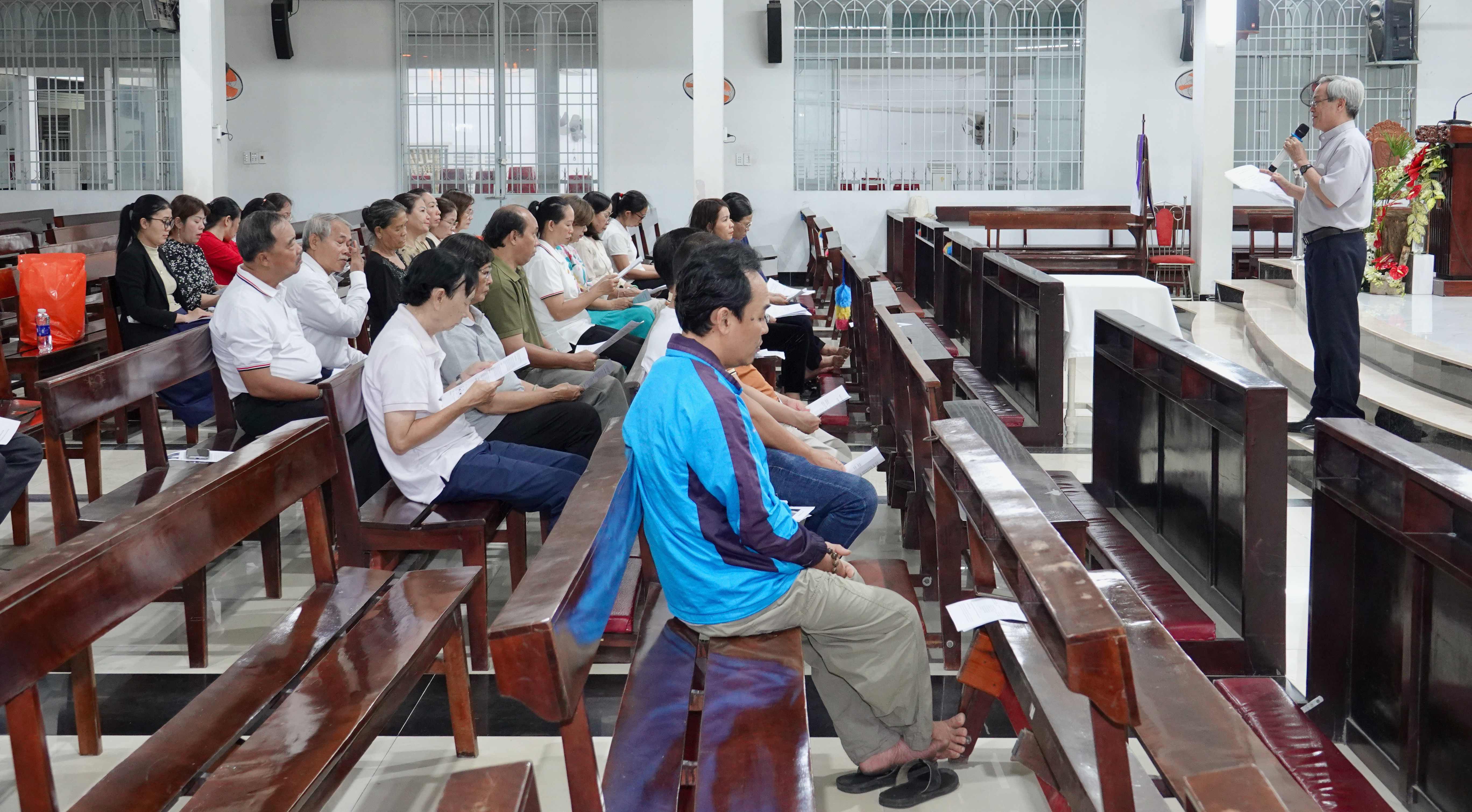 Giáo xứ Nhân Hòa tĩnh tâm và chầu Thánh Thể mừng bổn mạng Ban Caritas