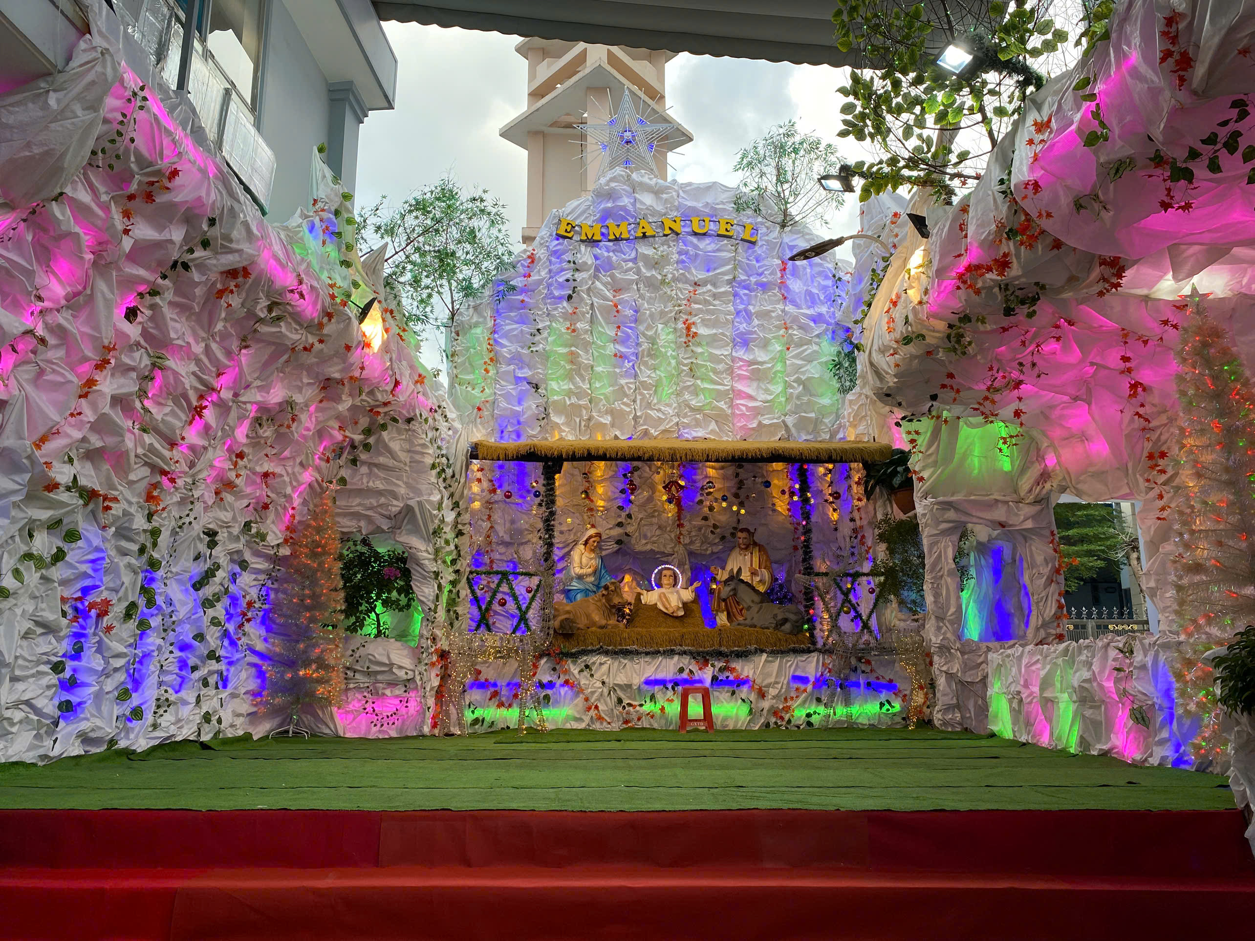 Giáo xứ Tử Đình: Hang đá lan tỏa ánh sáng sẻ chia