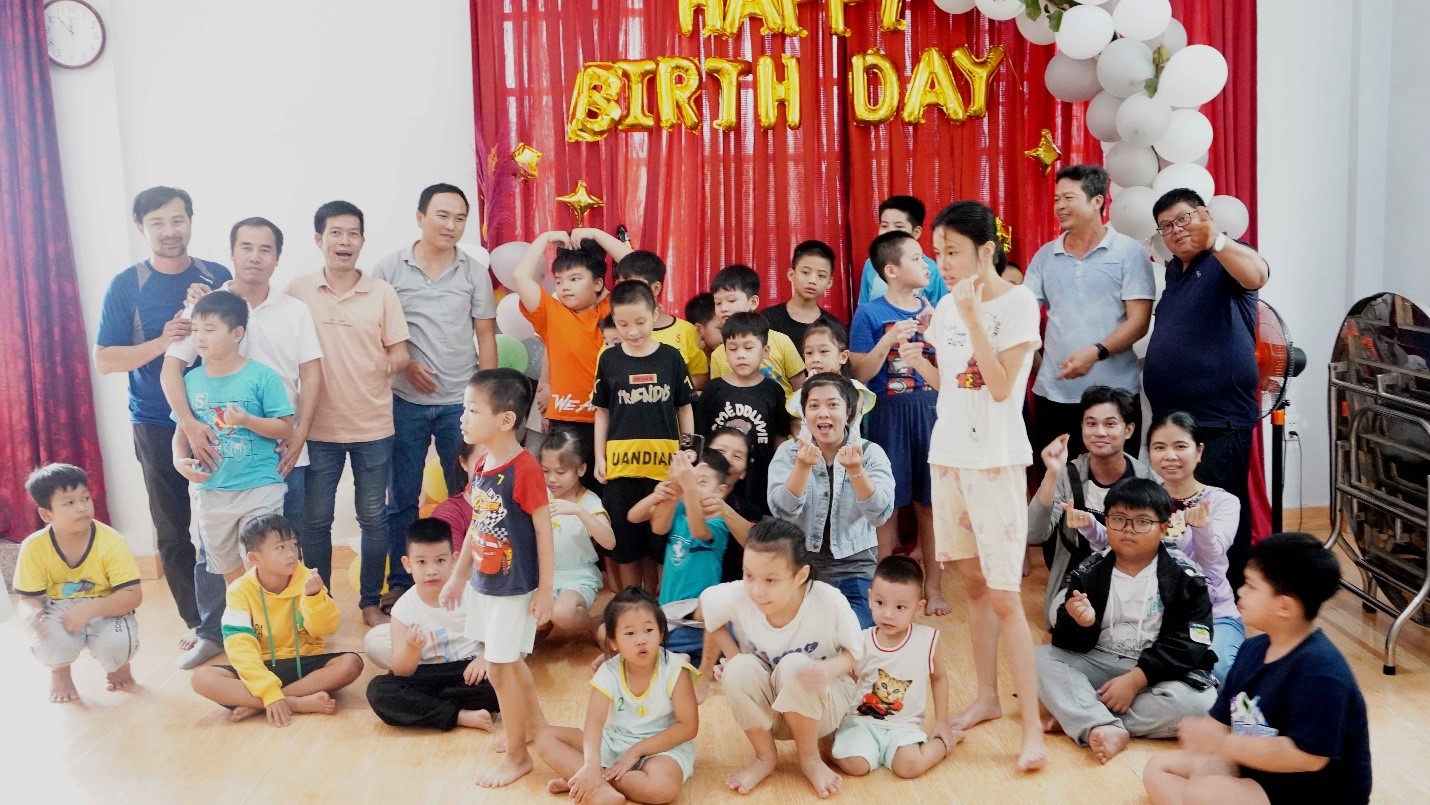 Giáo Xứ Tân Hiệp: Các ca đoàn Cecilia và Phêrô Phaolô thăm mái ấm “Lòng Chúa Thương xót”