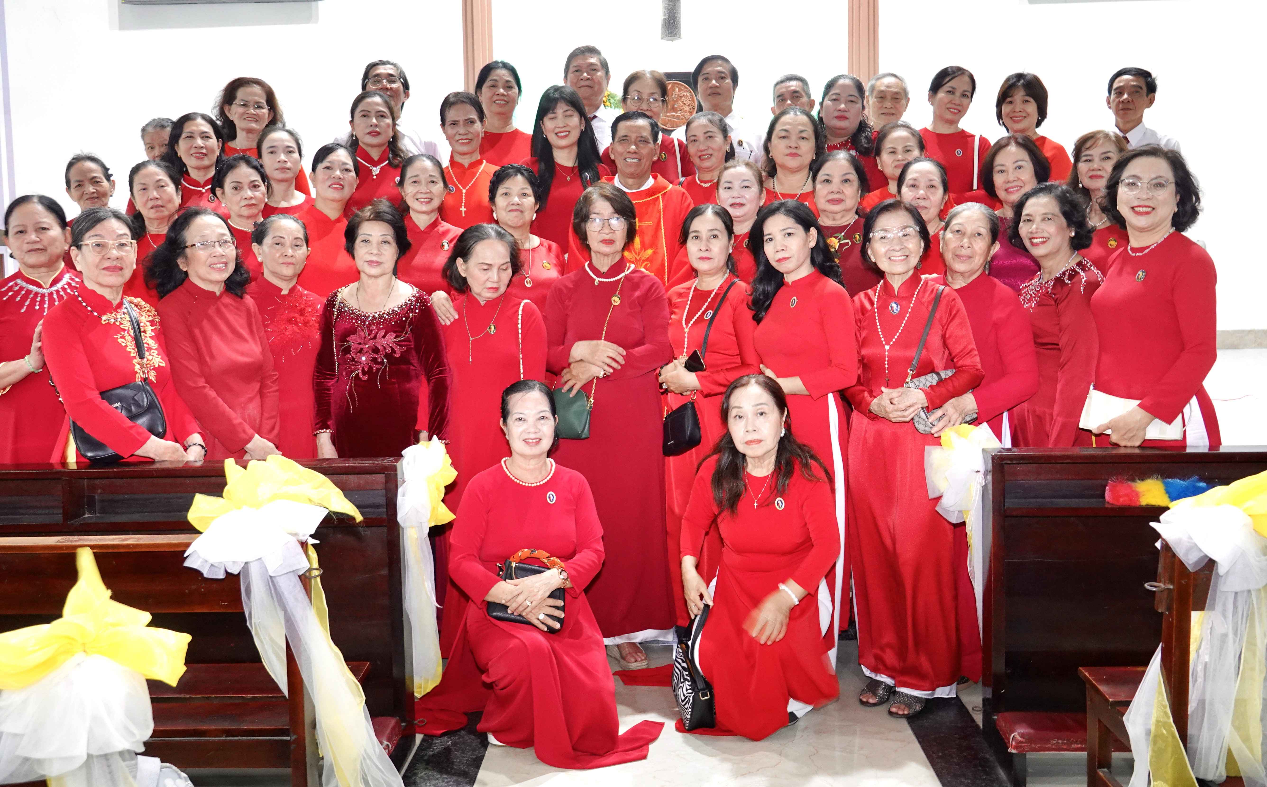 Thánh lễ Suy Tôn Thánh giá, mừng bổn mạng Cộng đoàn Lòng Chúa Thương Xót giáo xứ Nhân Hòa