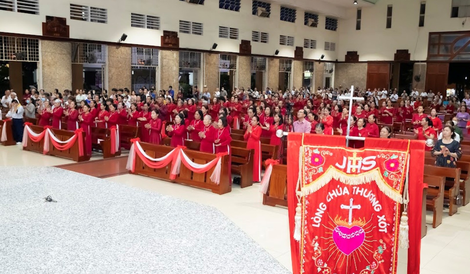 Giáo  xứ  Tân  Phú mừng  kính  Thánh  Nữ  Faustina, Bổn mạng Hội Lòng Chúa Thương Xót