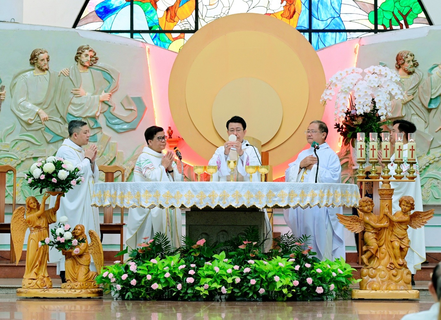 Giáo xứ Tân Phước cử hành Thánh lễ Kỷ niệm Đức Mẹ hiện ra tại Fatima - 2025