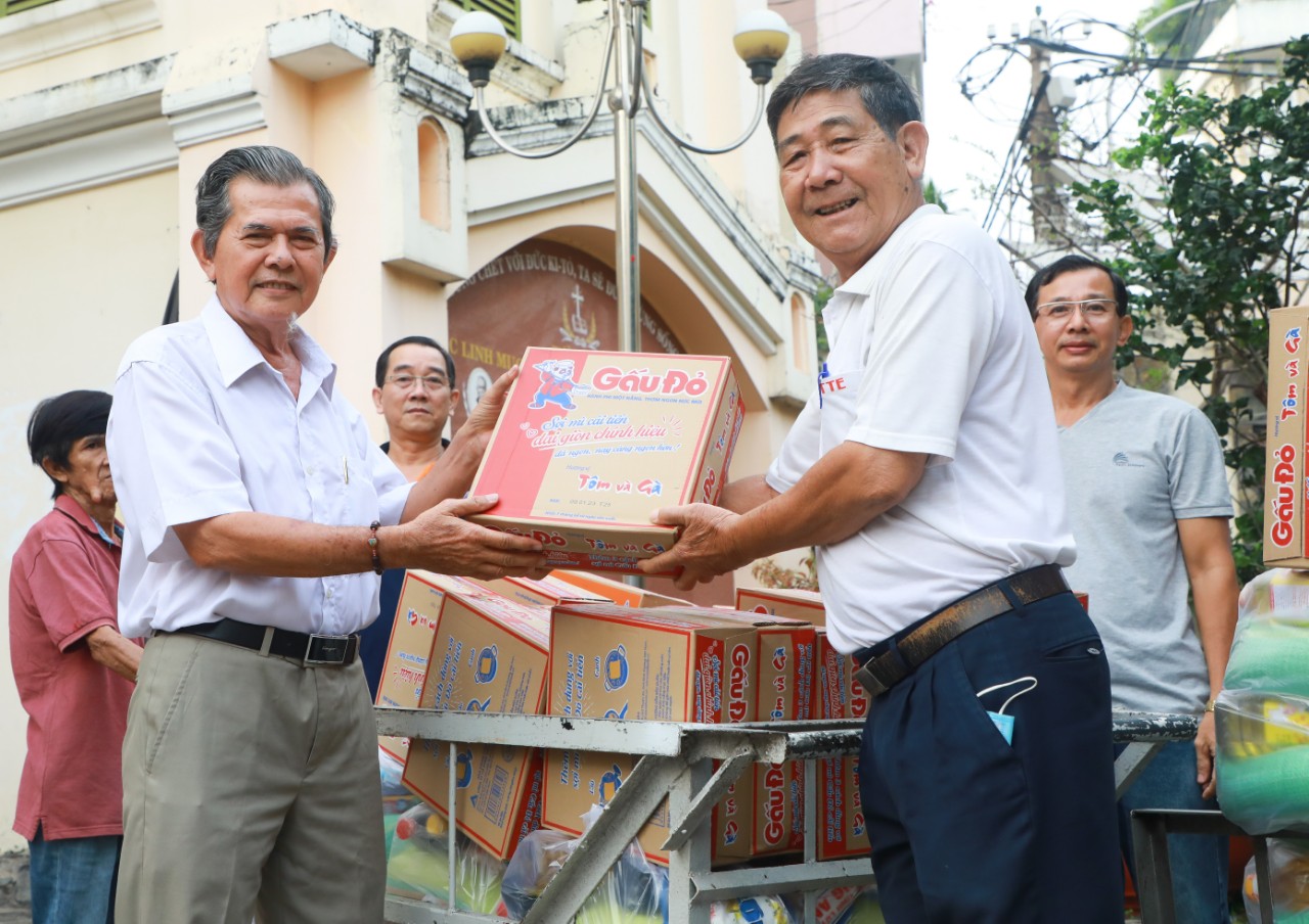 Giáo xứ Xóm Chiếu: Trao Quà Xuân Yêu Thương 2023