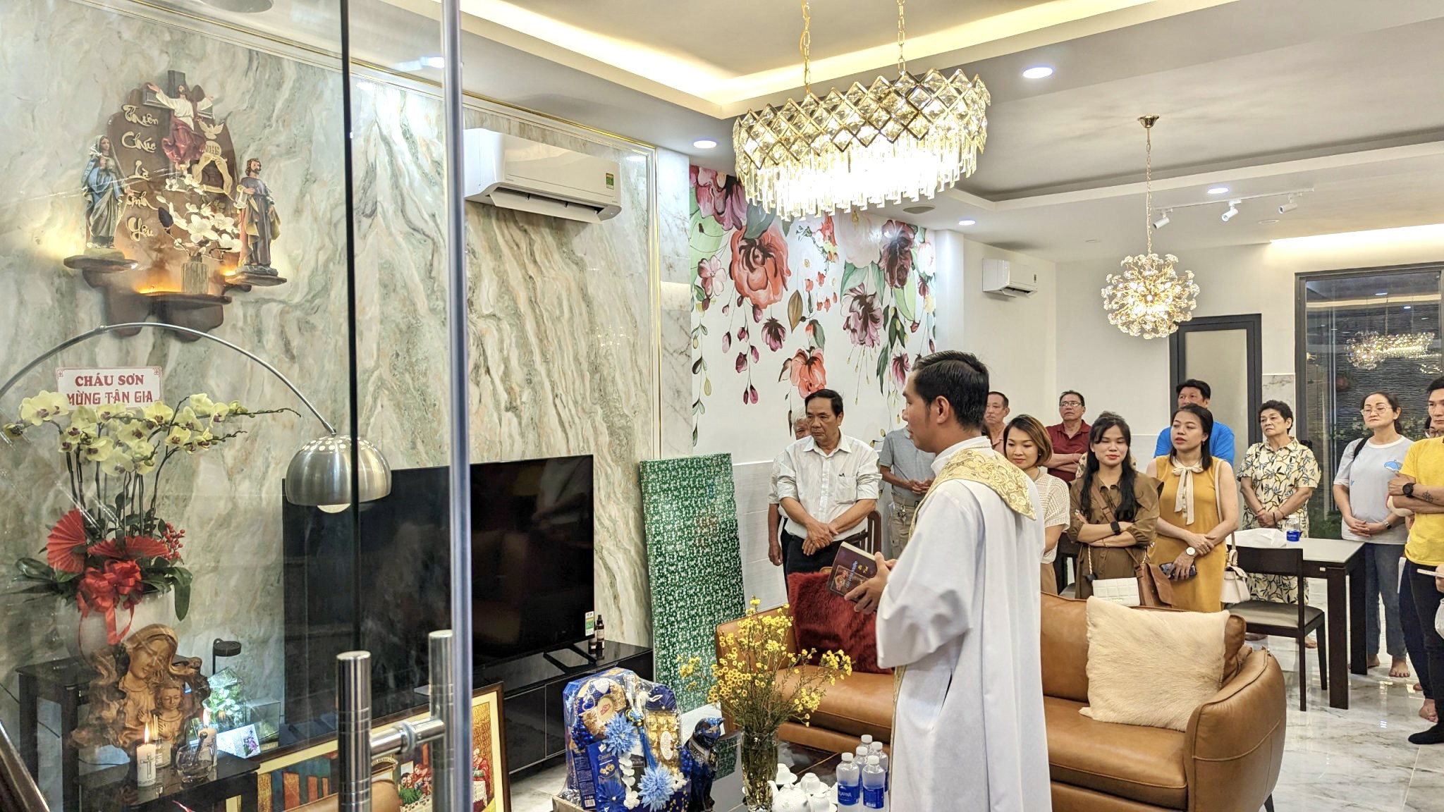 Làm phép nhà là một việc quan trọng của người Kitô hữu