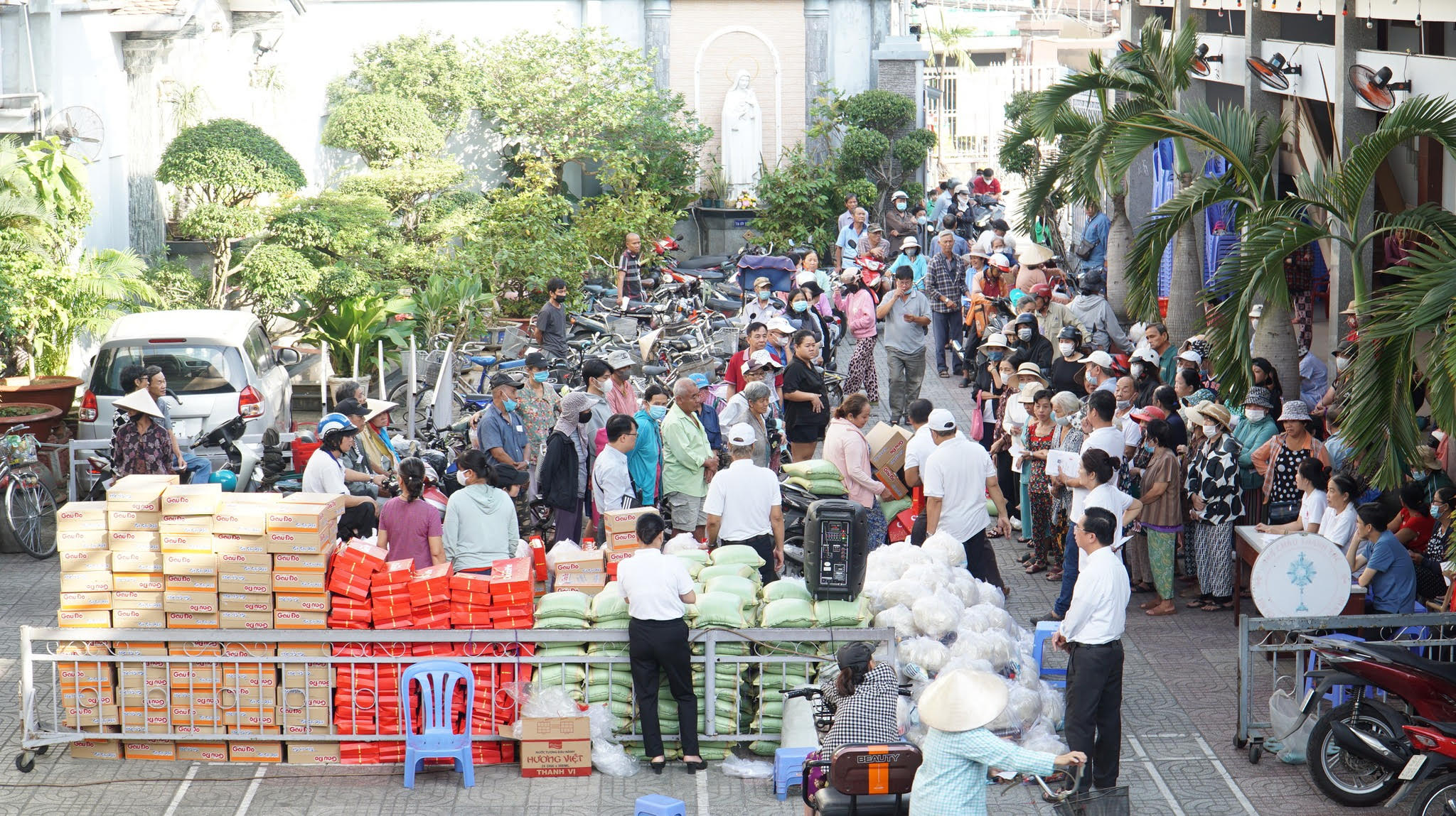 Giáo xứ Thạch Đà: Trao quà Tết cho 250 hộ gia đình khó khăn, 16-1-2024
