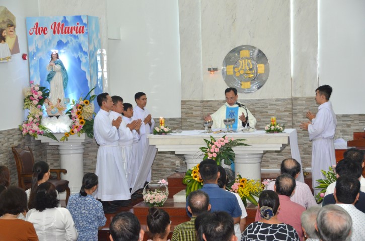 Đền Thánh Vincente - Gx. Thăng Long: Ca đoàn Mông Triệu mừng bổn mạng