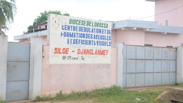 Dòng Nữ Tỳ Ánh Sáng của Chúa Kitô giúp đỡ người khiếm thị tại Benin