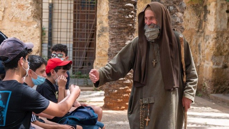 Hơn 10 ngàn người tham dự Thánh lễ an táng thầy Biagio Conte, Phanxicô Assi thời nay