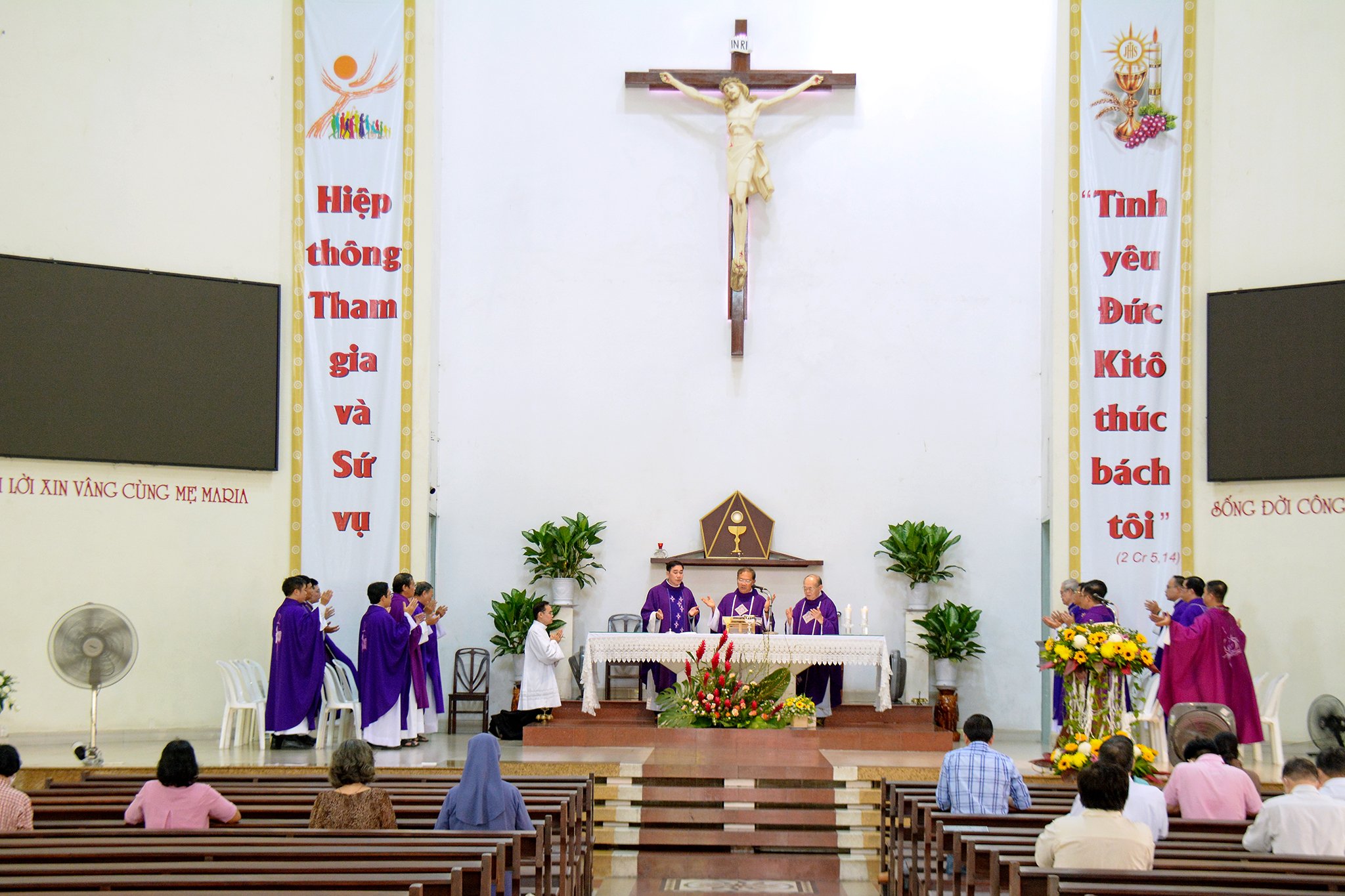 Tháng 11: Nhớ đến các cha cố