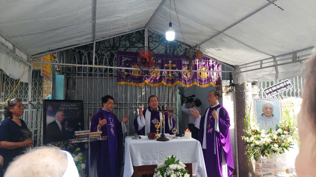 Nghi thức tẩn liệm và Thánh lễ tại gia, cầu nguyện cho cha cố Phêrô Nguyễn Kim Long