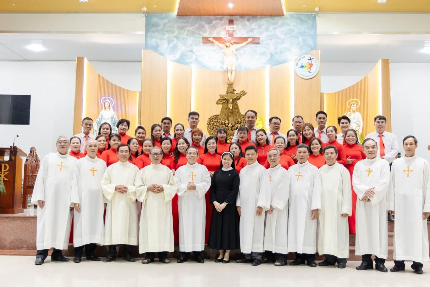 Giáo xứ Thánh Phanxicô Xaviê: Lễ Các Thánh Tử Đạo Việt Nam, mừng bổn mạng Ban Thừa Tác Viên Trao Mình Thánh Chúa