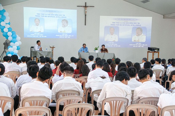 Sinh viên tĩnh huấn mùa Vọng 2025