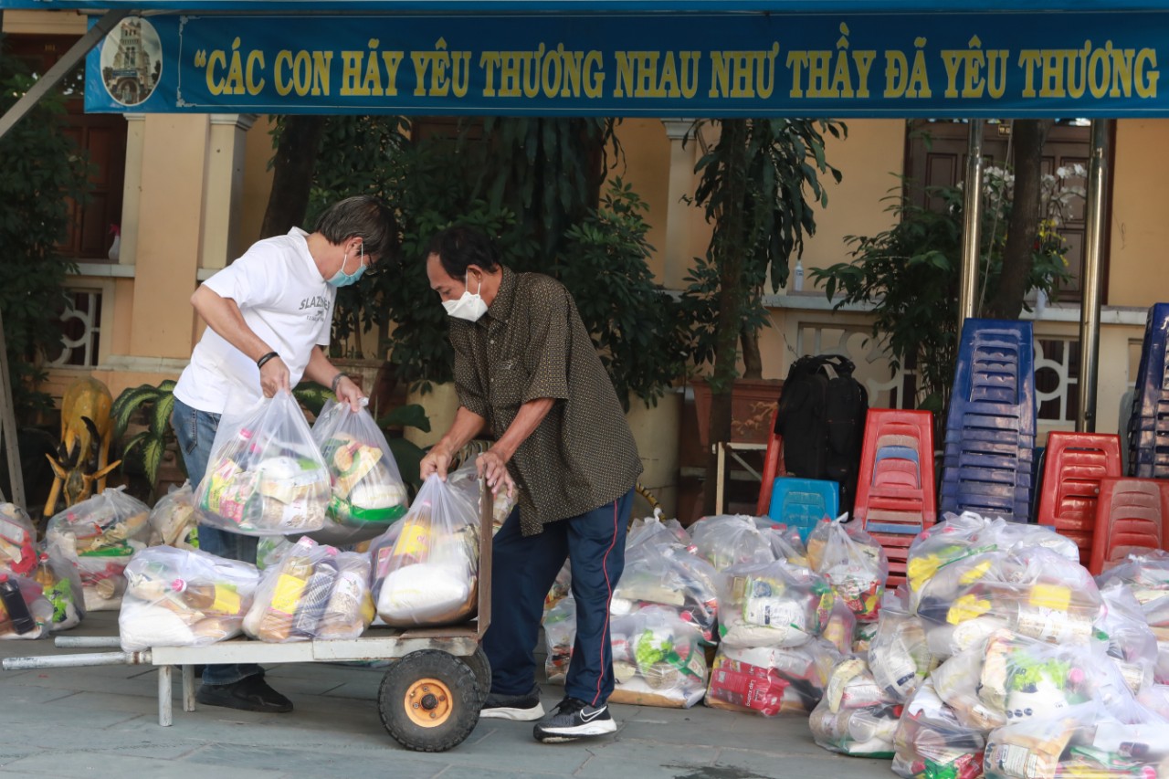 Giáo xứ Xóm Chiếu: Trao quà Xuân Nhâm Dần cho người nghèo