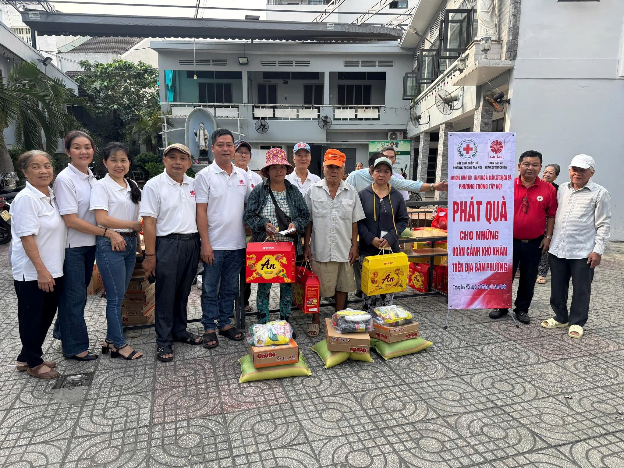 Ban Caritas Giáo xứ Thạch Đà phát quà Tết 2026