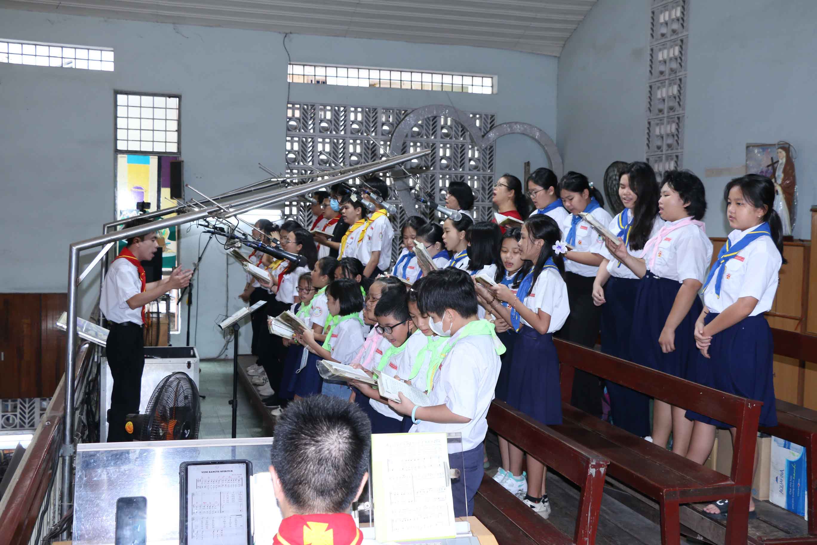 Giáo xứ Tân Trang - Lễ Chúa Thánh Thần hiện xuống, bổn mạng ca đoàn Seraphim