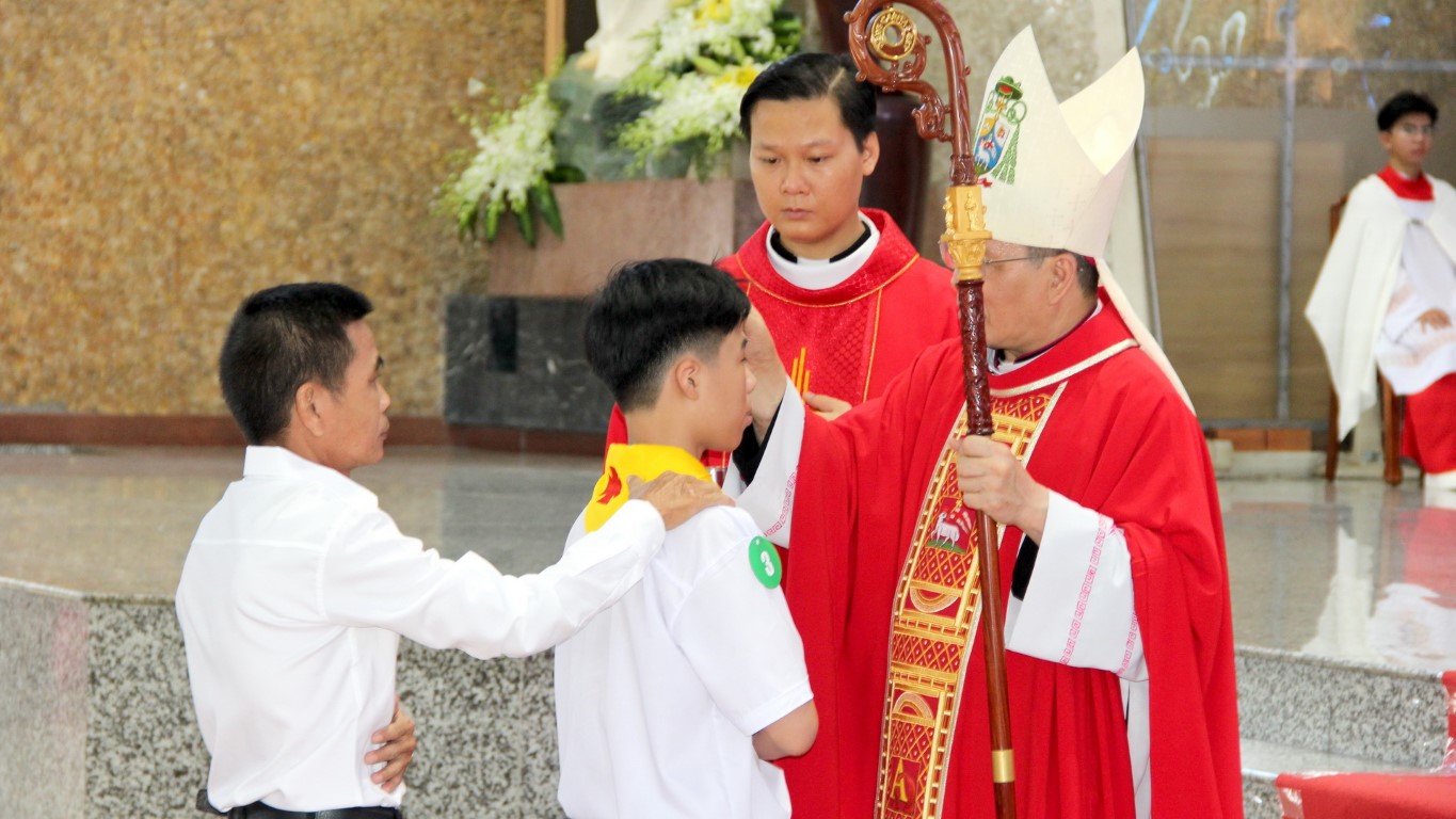 Thánh lễ ban Bí tích Thêm Sức tại giáo xứ Tân Phú - ngày 18-8-2024
