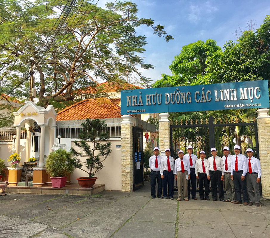 Gia đình Phạt tạ Thánh Tâm Chúa Giêsu - Xứ đoàn Trung Mỹ Tây thăm các linh mục Hưu Dưỡng Chí Hòa
