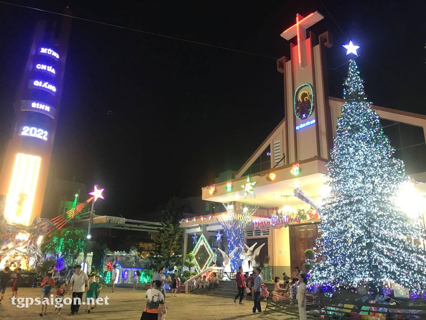 Nhà thờ Đức Mẹ Hằng Cứu Giúp: Cây Thông Noel Xoay Tròn 18 Tuổi