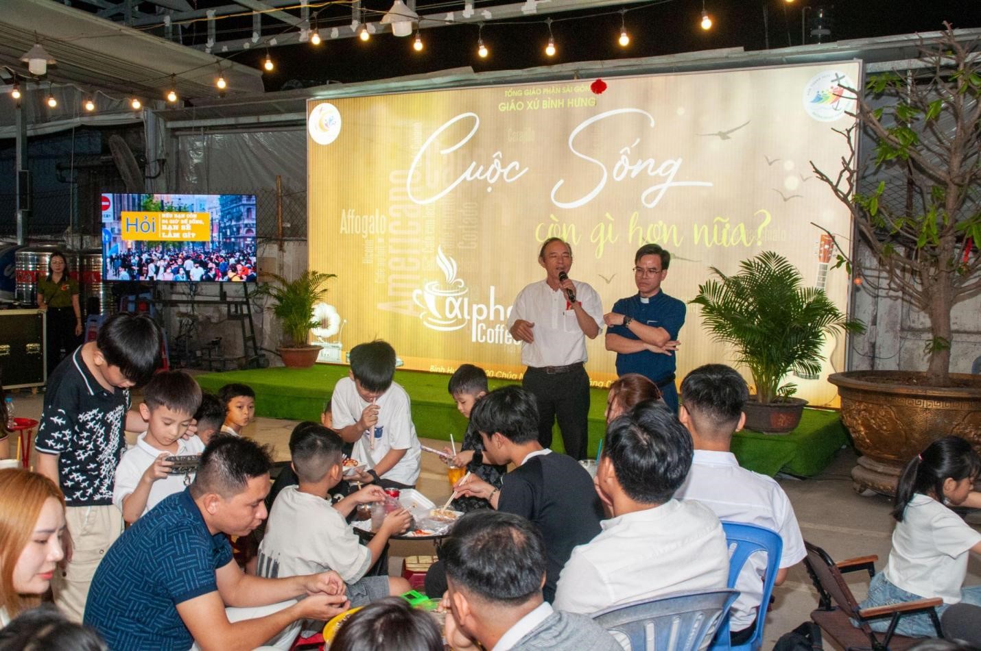 Giới trẻ giáo xứ Bình Hưng tham gia "Cà phê Alpha"