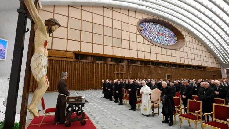Cha Pasolini trình bày bài suy niệm Mùa Chay thứ ba tại Vatican